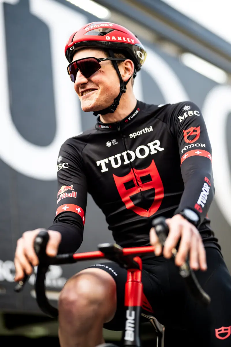 Stefan Küng lachend im Tudor-Trikot auf dem Rennrad