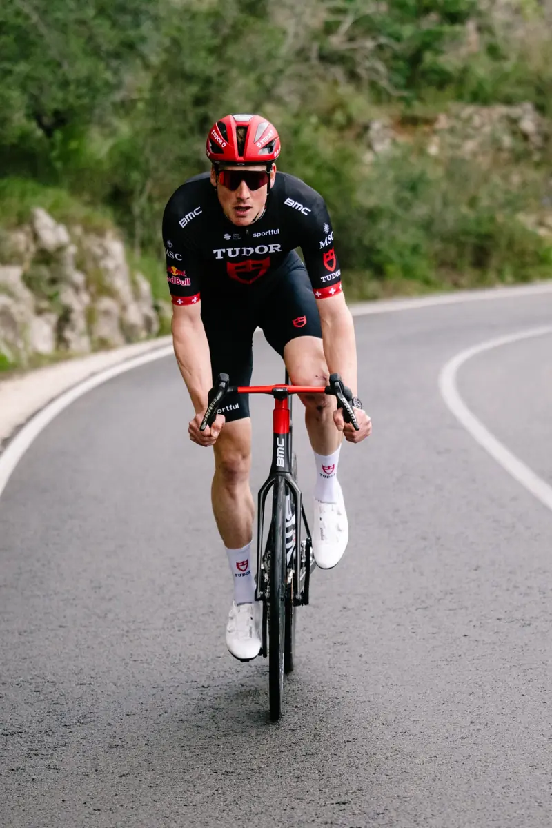 Stefan Küng im Tudor-Trikot auf dem Rennrad in einer Kurve